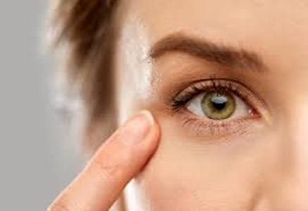 خط چشم کشیدن برای پلک های افتاده در پامیشا