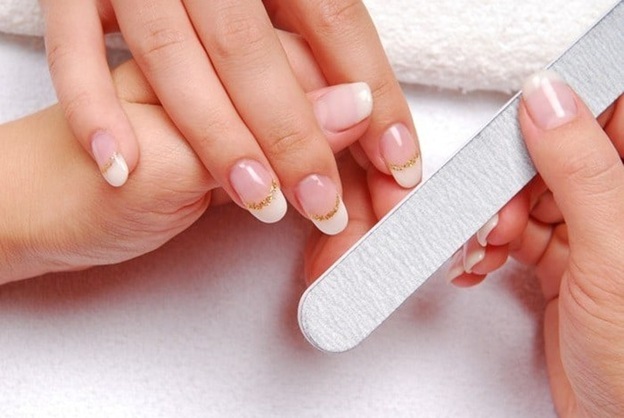 لاک زدن حرفه‌ای و اصولی ناخن در پامیشا