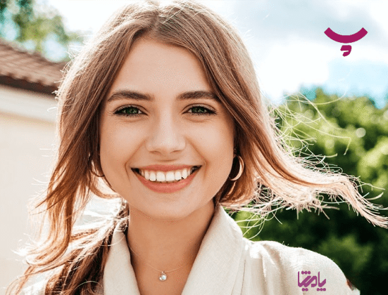 یک صورت سالم و درخشان همراه با محصولات زیبایی طبیعی برای مراقبت از پوست، شامل کرم‌ها، صابون‌های گیاهی و روغن‌های تغذیه‌ای در پامیشا