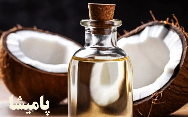 تصویر دستی که روغن نارگیل را روی زیر بغل میمالد